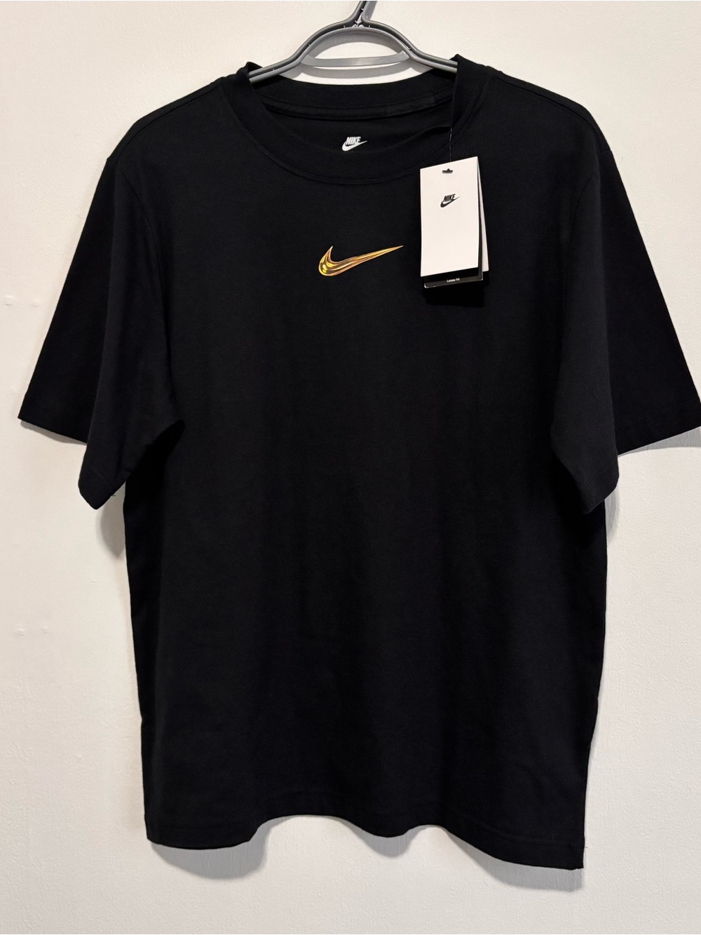 🆕 Nike Gold Swoosh Graphic Tee Black Size S Unisex NWT - Picture 4 of 6